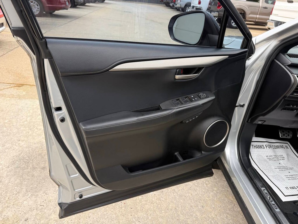 Lexus NX 200t Vehicle Full-screen Gallery Image 08