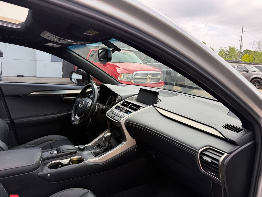 Lexus NX 200t Vehicle Full-screen Gallery Image 09