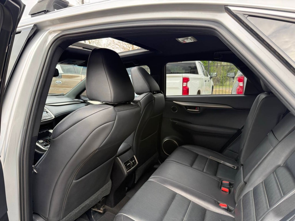 Lexus NX 200t Vehicle Full-screen Gallery Image 12