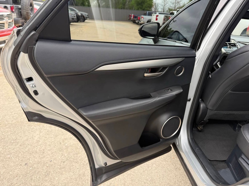 Lexus NX 200t Vehicle Full-screen Gallery Image 14