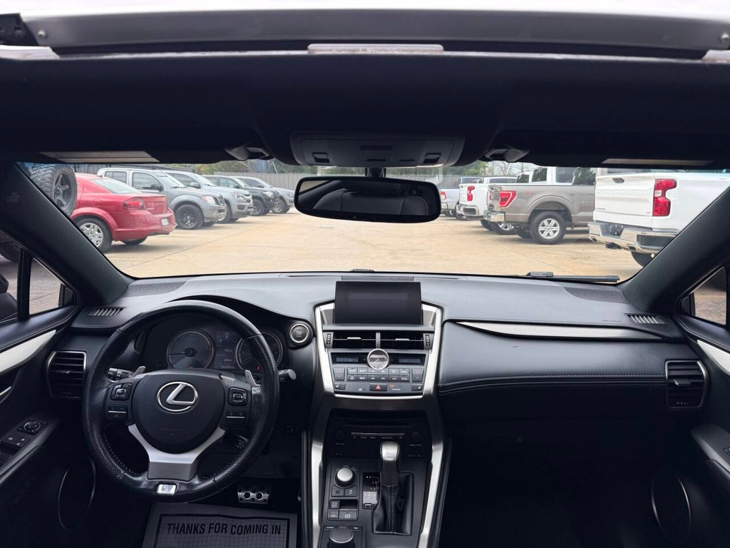 Lexus NX 200t Vehicle Full-screen Gallery Image 17