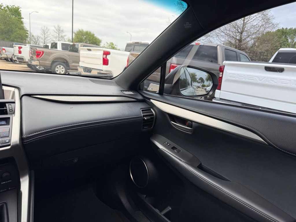 Lexus NX 200t Vehicle Full-screen Gallery Image 20