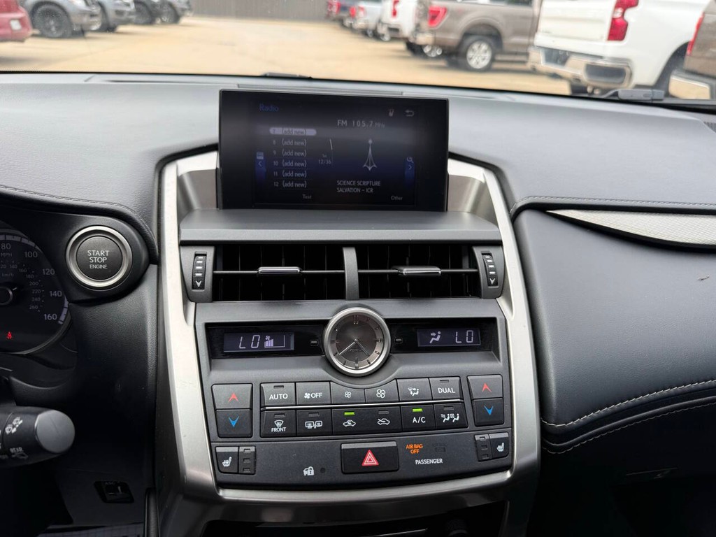 Lexus NX 200t Vehicle Full-screen Gallery Image 24