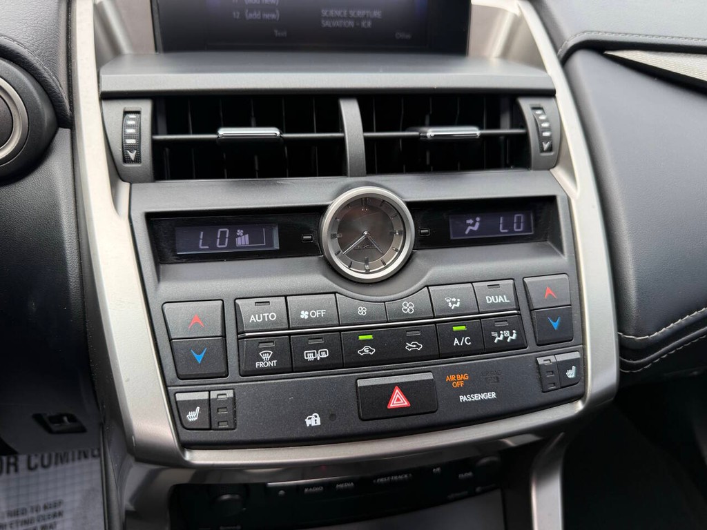 Lexus NX 200t Vehicle Full-screen Gallery Image 27