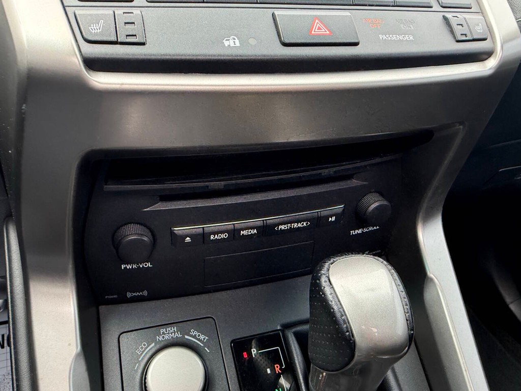 Lexus NX 200t Vehicle Full-screen Gallery Image 28