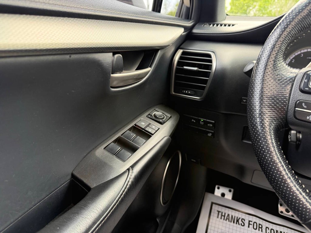 Lexus NX 200t Vehicle Full-screen Gallery Image 31