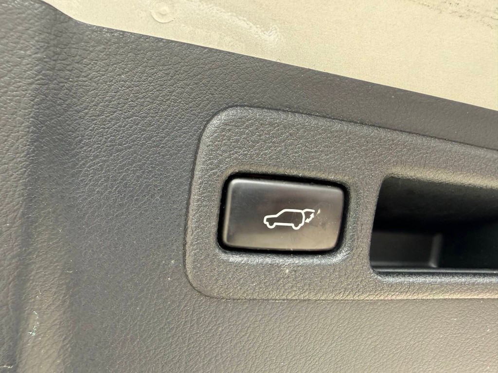 Lexus NX 200t Vehicle Full-screen Gallery Image 39