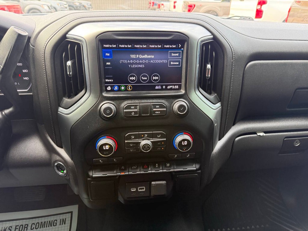 Chevrolet Silverado 1500 Vehicle Full-screen Gallery Image 24