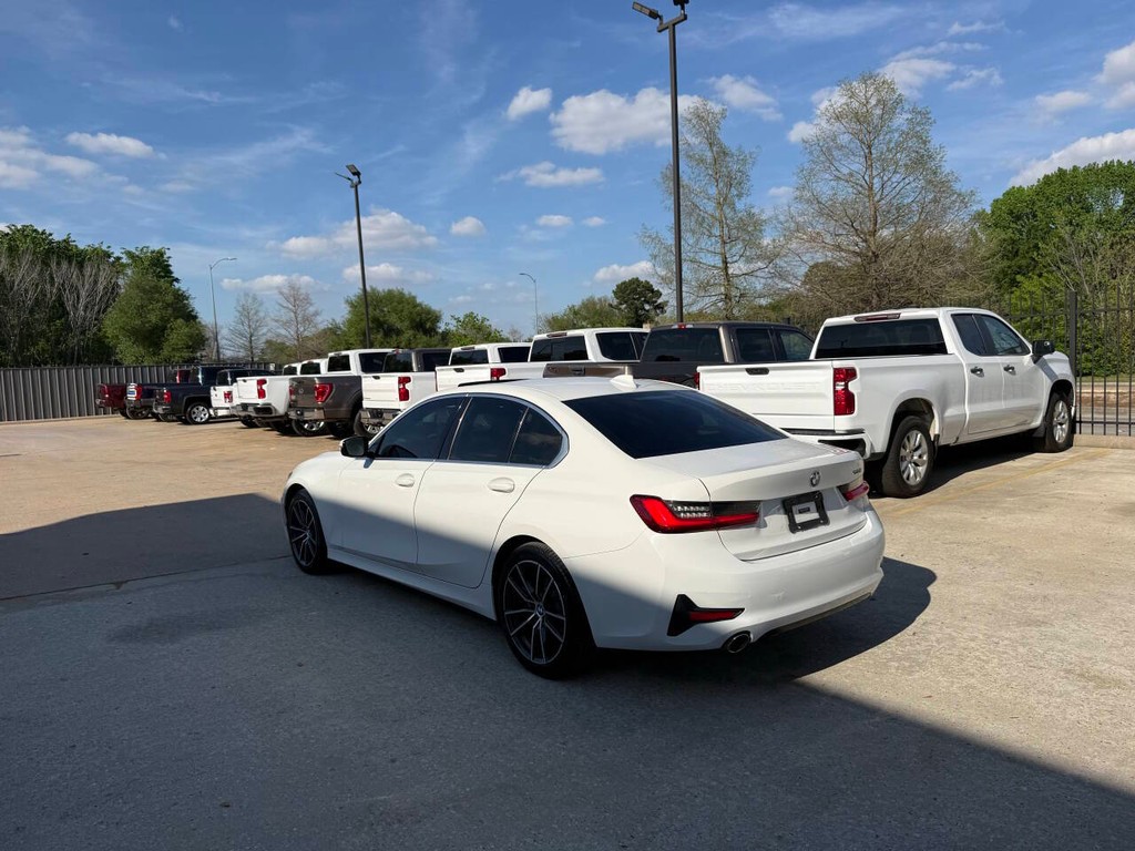 BMW 3 Series Vehicle Full-screen Gallery Image 04