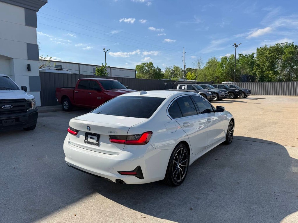 BMW 3 Series Vehicle Full-screen Gallery Image 05