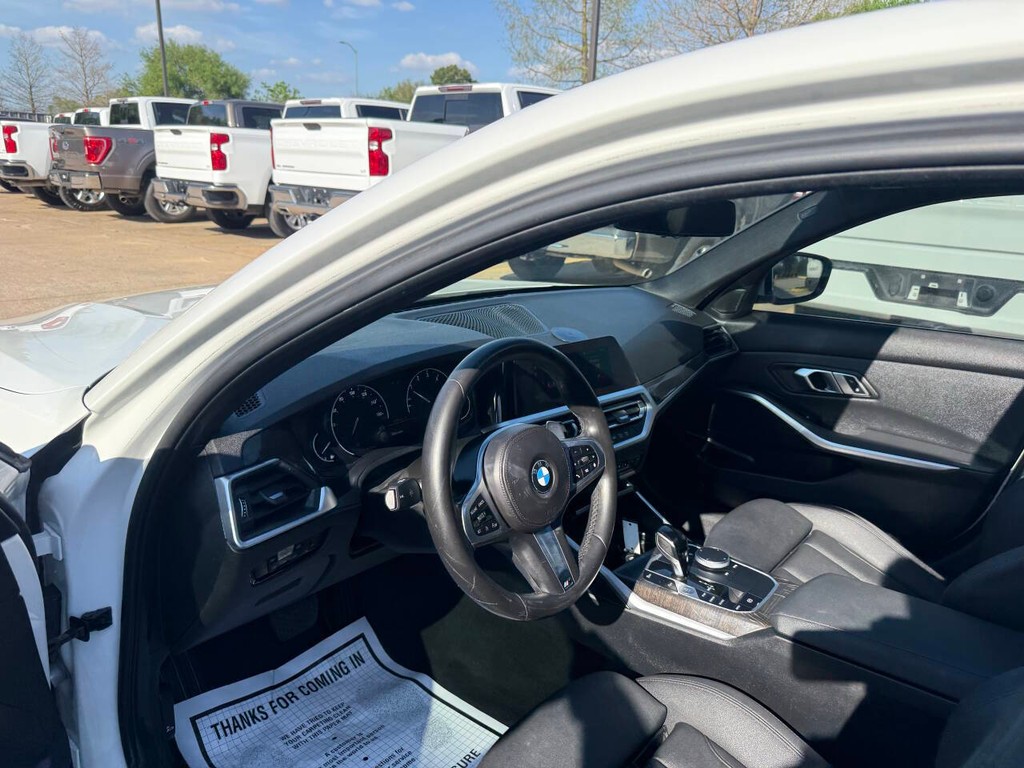 BMW 3 Series Vehicle Full-screen Gallery Image 06