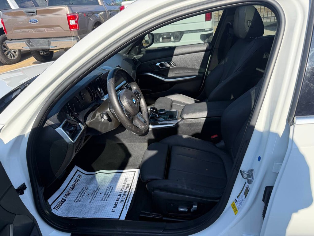 BMW 3 Series Vehicle Full-screen Gallery Image 07