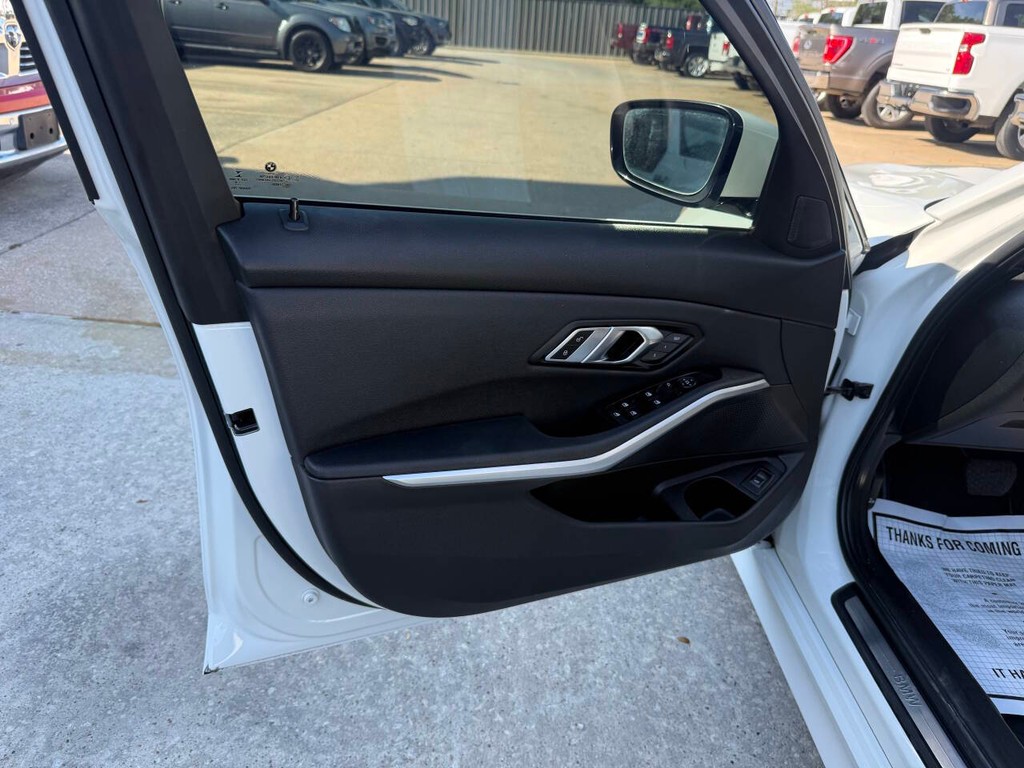 BMW 3 Series Vehicle Full-screen Gallery Image 08