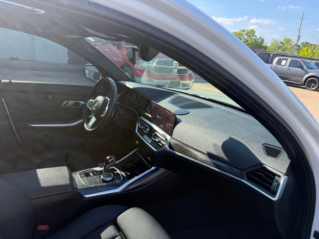 BMW 3 Series Vehicle Full-screen Gallery Image 09