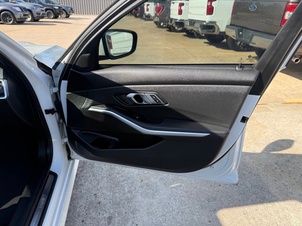 BMW 3 Series Vehicle Full-screen Gallery Image 11