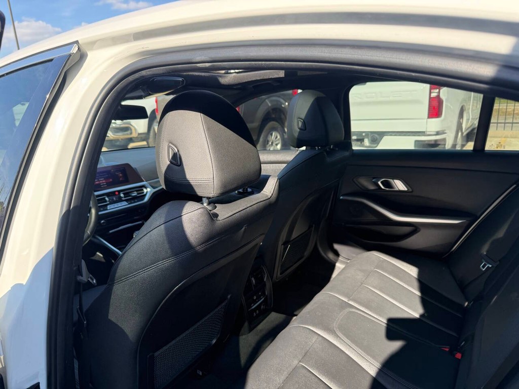 BMW 3 Series Vehicle Full-screen Gallery Image 12