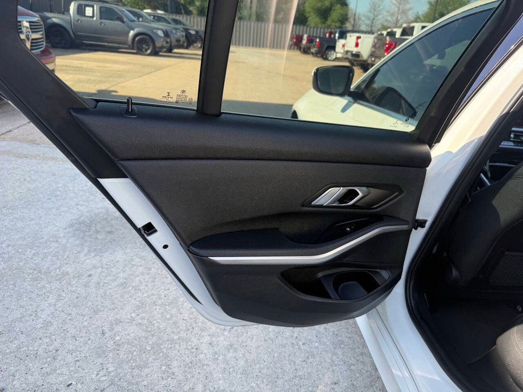 BMW 3 Series Vehicle Full-screen Gallery Image 14