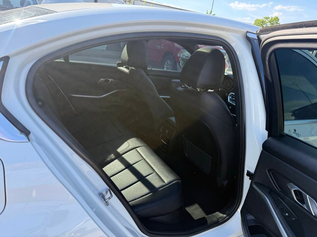 BMW 3 Series Vehicle Full-screen Gallery Image 15