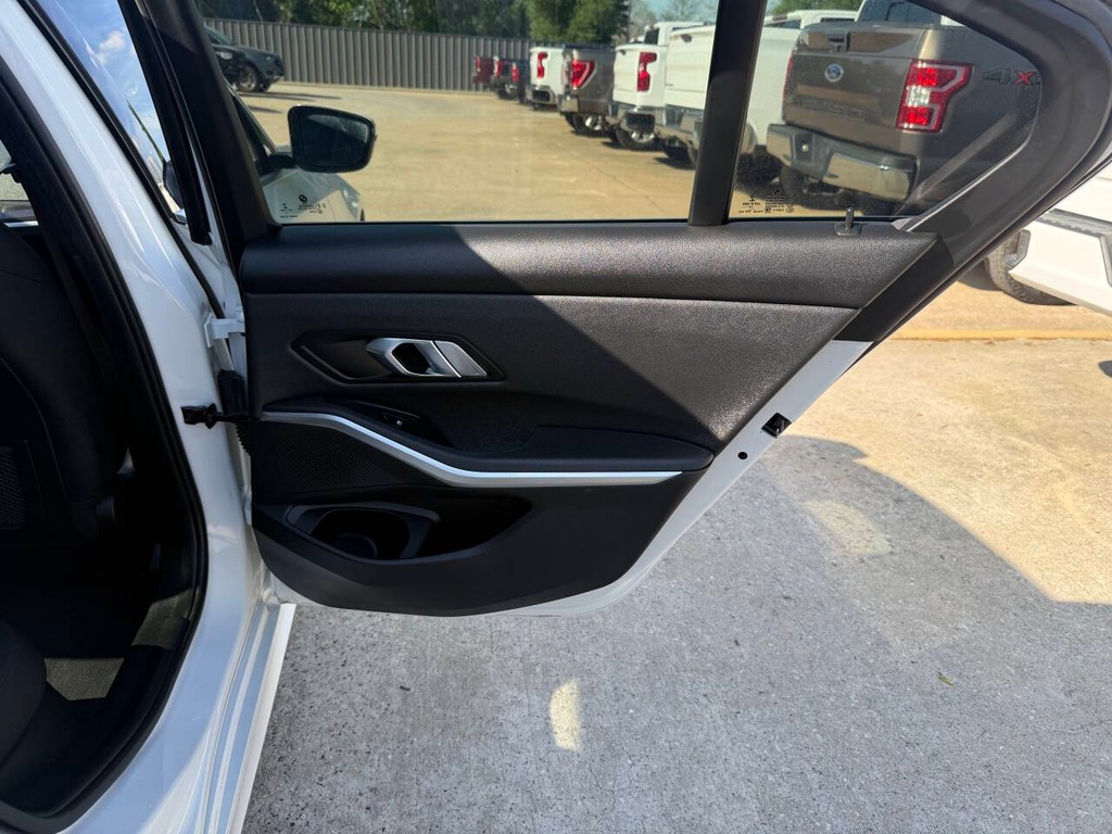 BMW 3 Series Vehicle Full-screen Gallery Image 16