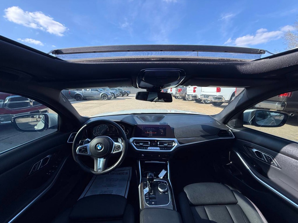 BMW 3 Series Vehicle Full-screen Gallery Image 18