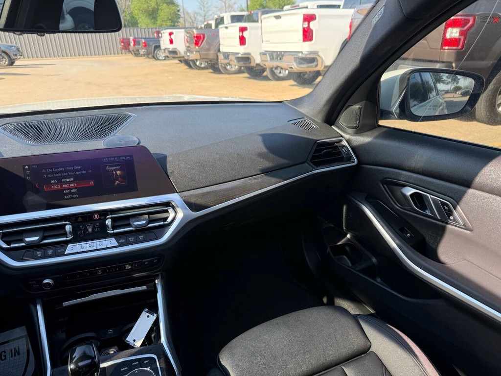 BMW 3 Series Vehicle Full-screen Gallery Image 20