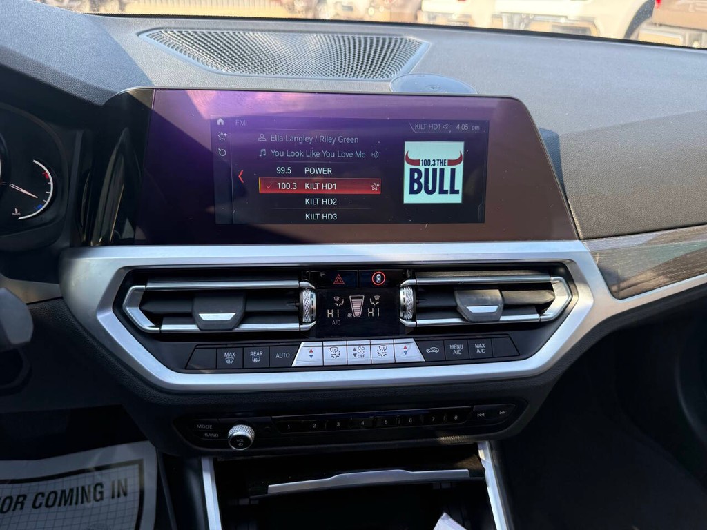 BMW 3 Series Vehicle Full-screen Gallery Image 24