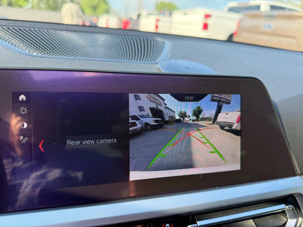 BMW 3 Series Vehicle Full-screen Gallery Image 26