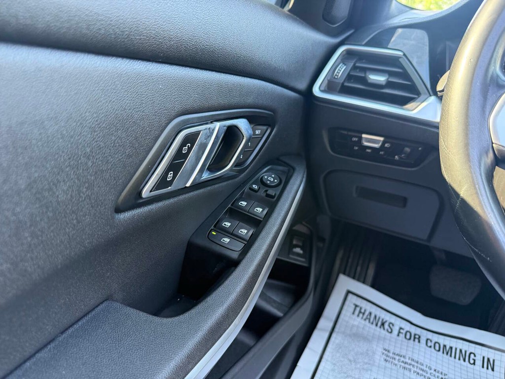 BMW 3 Series Vehicle Full-screen Gallery Image 30