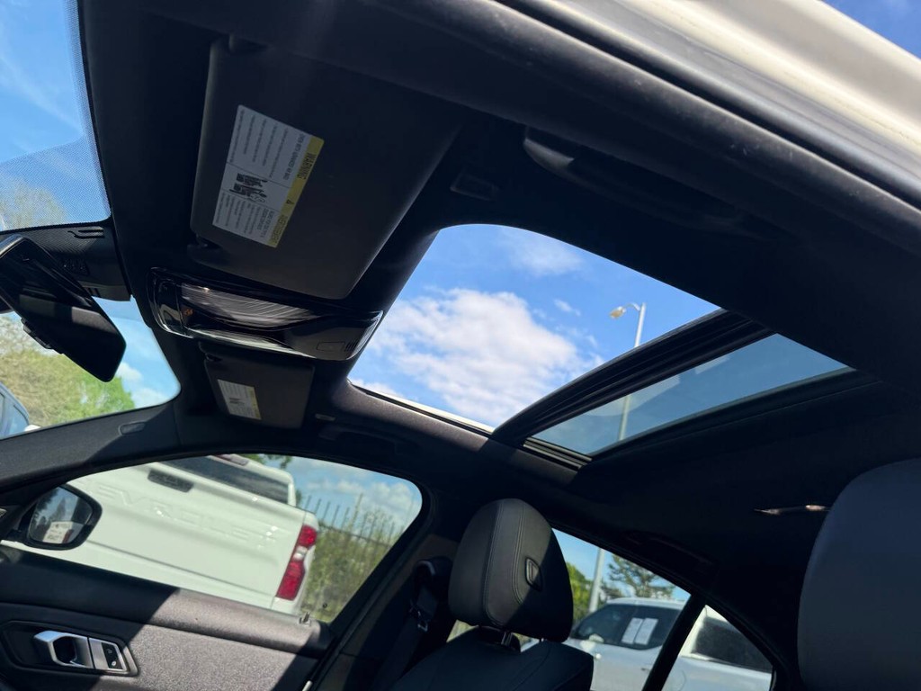 BMW 3 Series Vehicle Full-screen Gallery Image 31