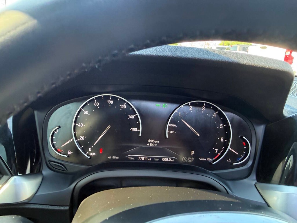 BMW 3 Series Vehicle Full-screen Gallery Image 32