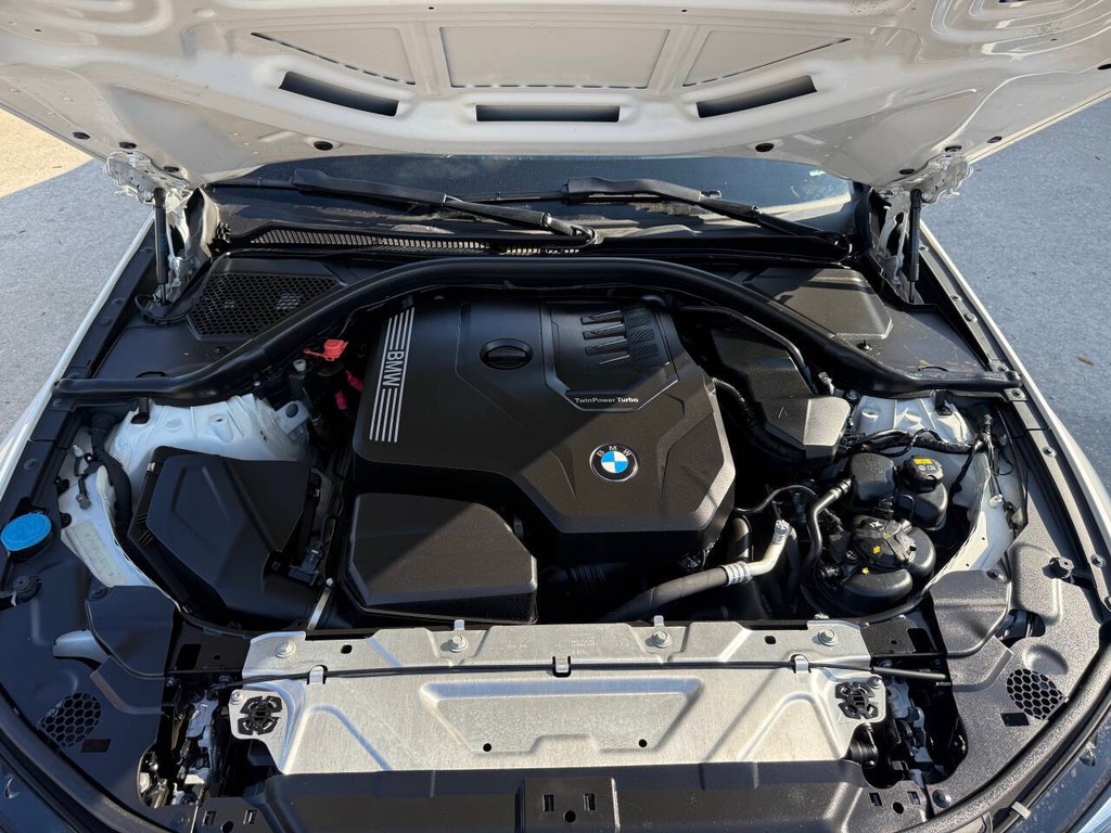 BMW 3 Series Vehicle Full-screen Gallery Image 35