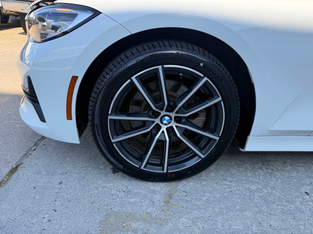 BMW 3 Series Vehicle Full-screen Gallery Image 36