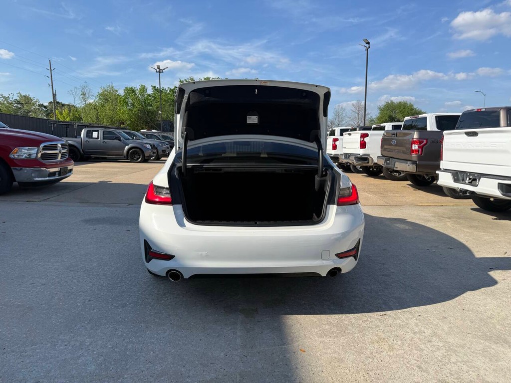 BMW 3 Series Vehicle Full-screen Gallery Image 37