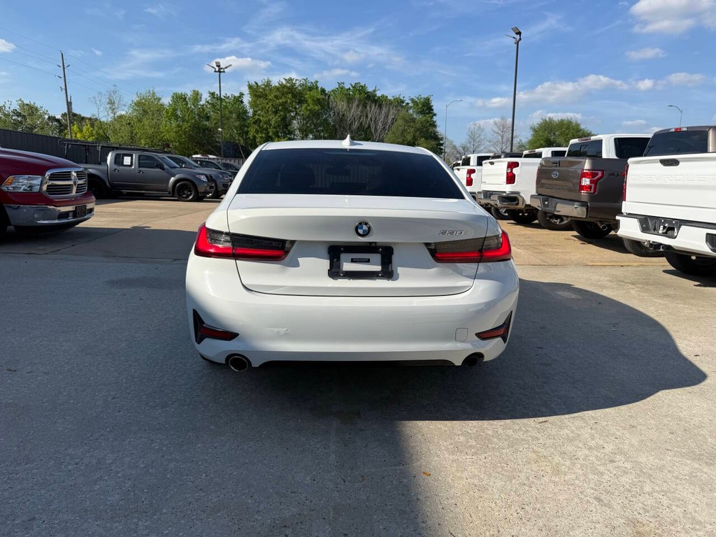 BMW 3 Series Vehicle Full-screen Gallery Image 38