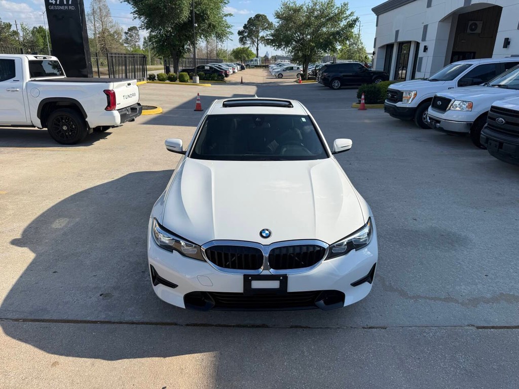 BMW 3 Series Vehicle Full-screen Gallery Image 39