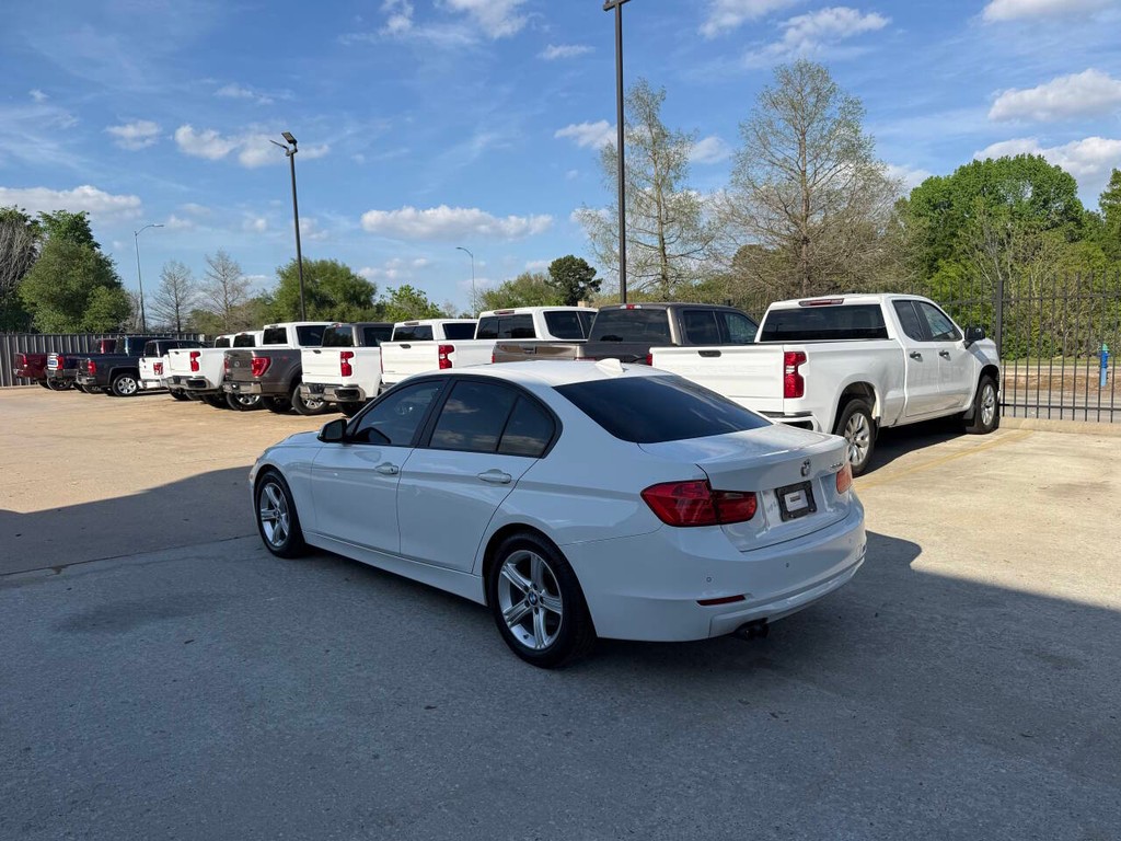 BMW 3 Series Vehicle Full-screen Gallery Image 04