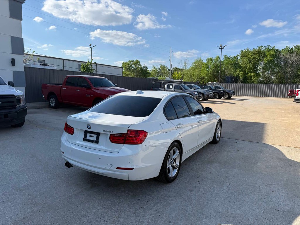 BMW 3 Series Vehicle Full-screen Gallery Image 05