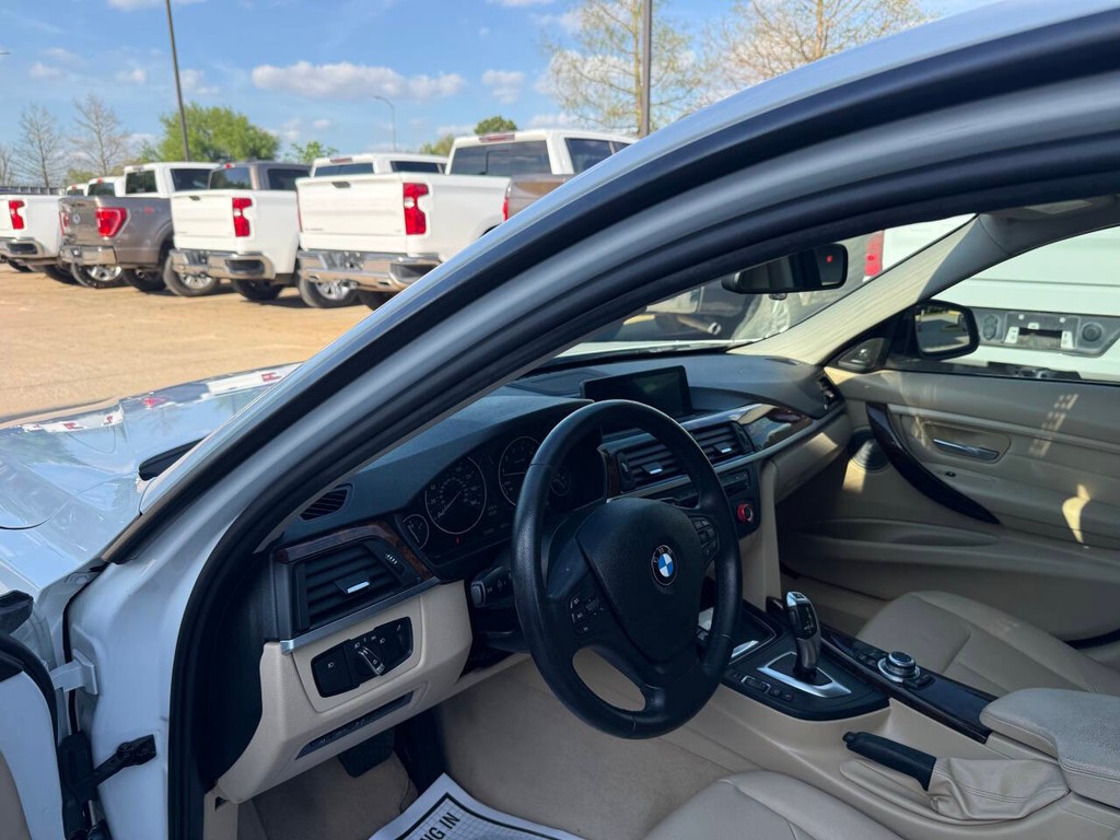 BMW 3 Series Vehicle Full-screen Gallery Image 06