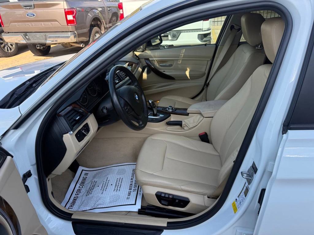 BMW 3 Series Vehicle Full-screen Gallery Image 07