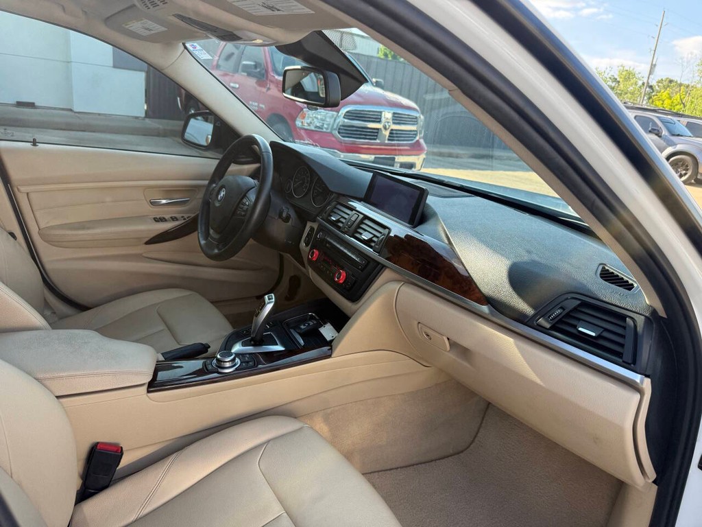 BMW 3 Series Vehicle Full-screen Gallery Image 09