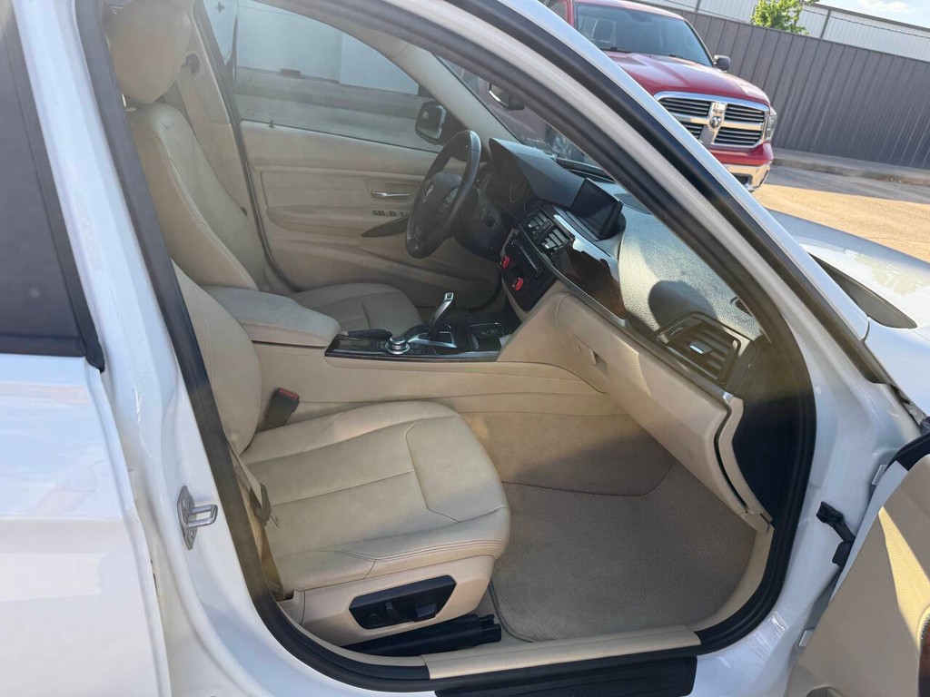 BMW 3 Series Vehicle Full-screen Gallery Image 10