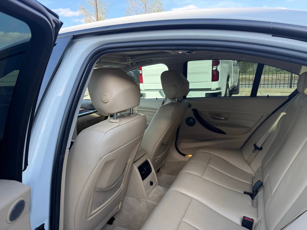 BMW 3 Series Vehicle Full-screen Gallery Image 12