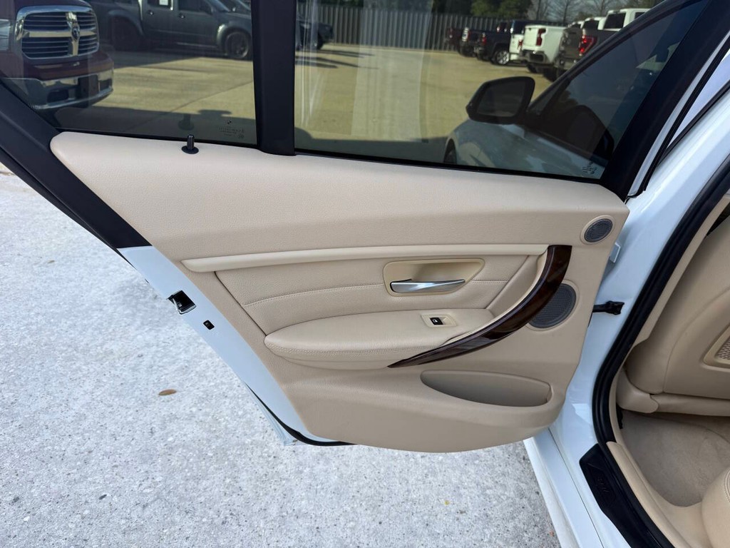 BMW 3 Series Vehicle Full-screen Gallery Image 14