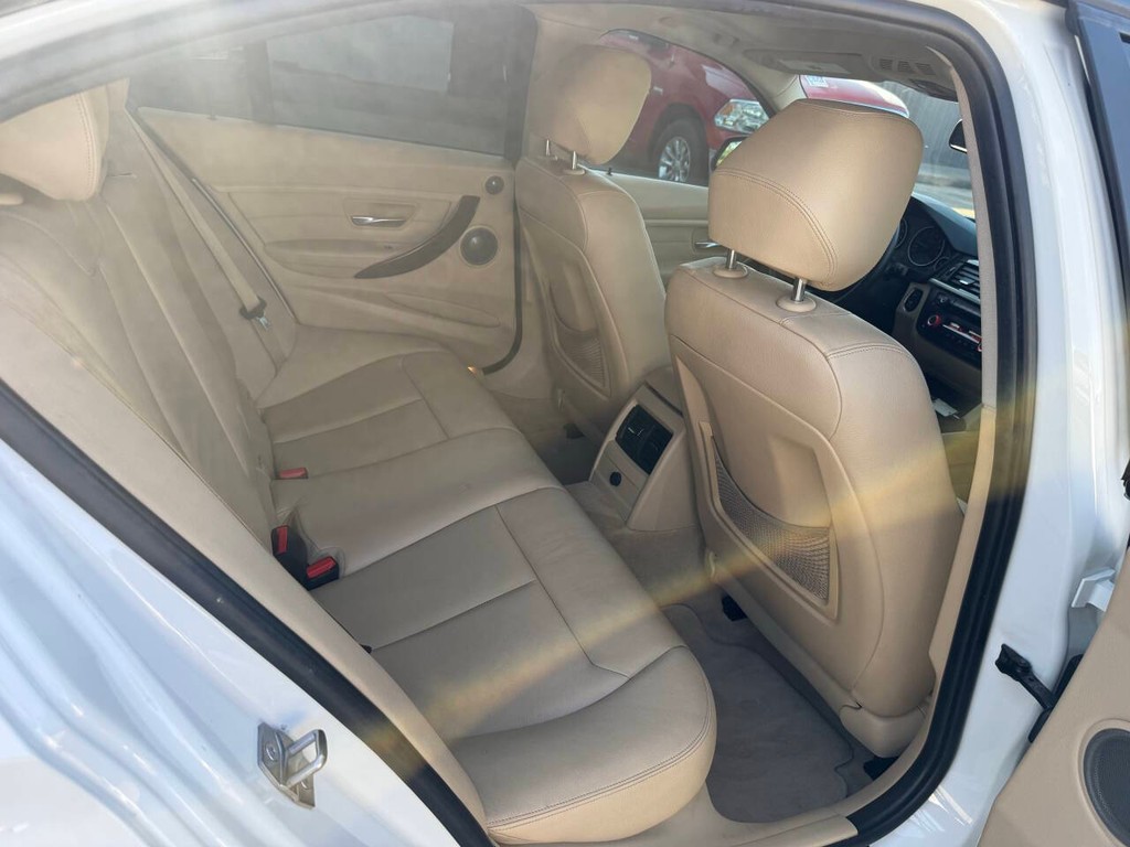 BMW 3 Series Vehicle Full-screen Gallery Image 15