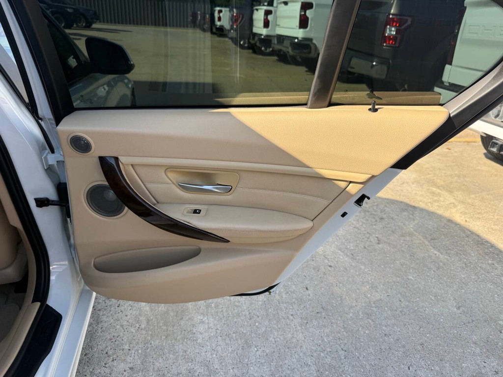 BMW 3 Series Vehicle Full-screen Gallery Image 16