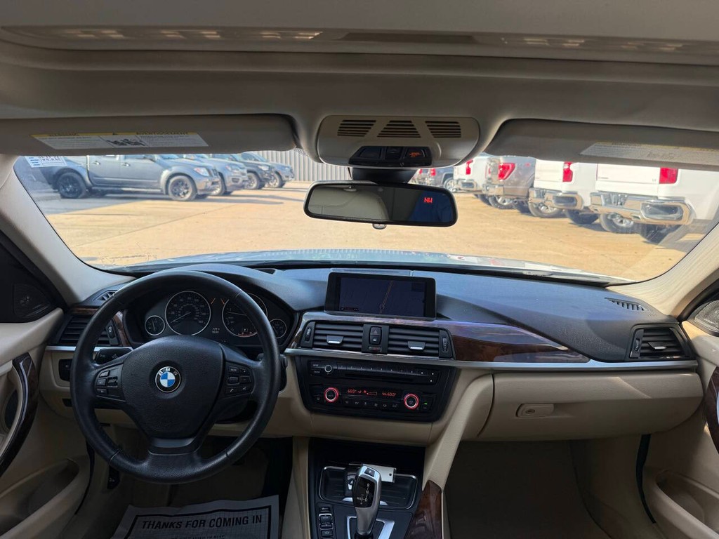 BMW 3 Series Vehicle Full-screen Gallery Image 17