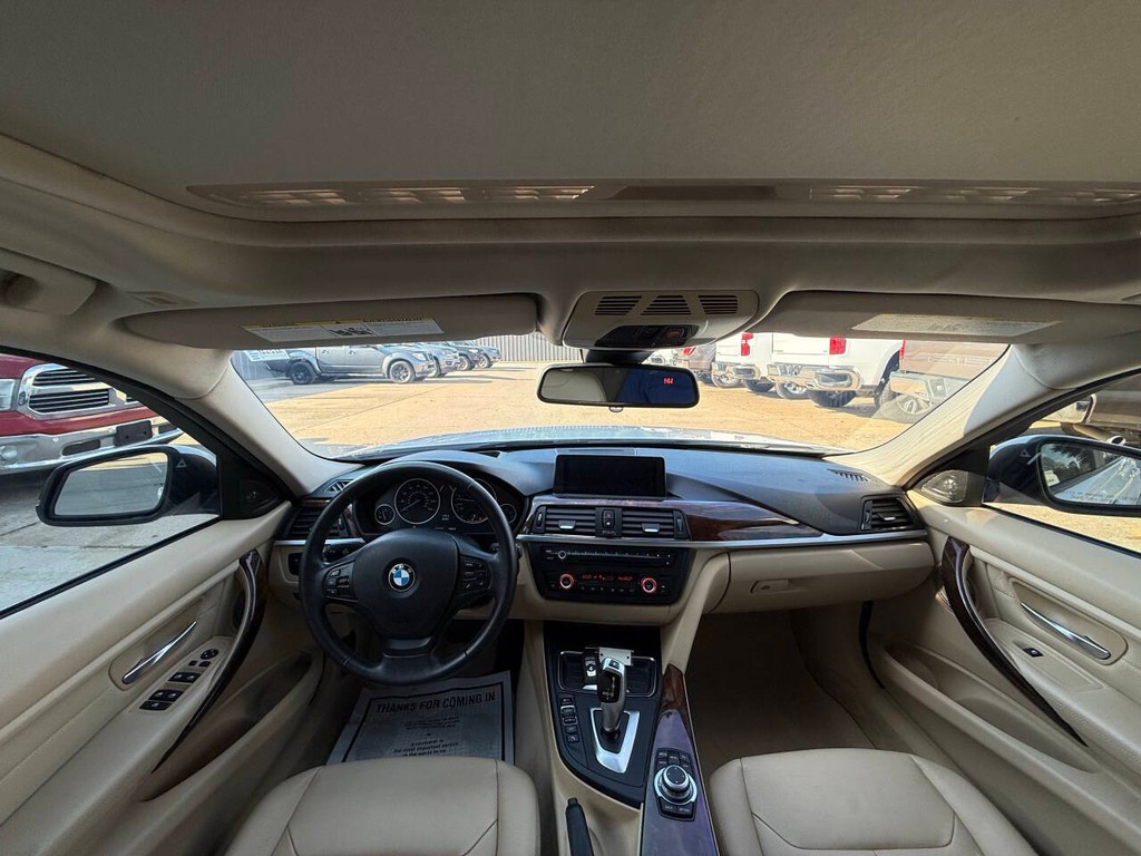 BMW 3 Series Vehicle Full-screen Gallery Image 18