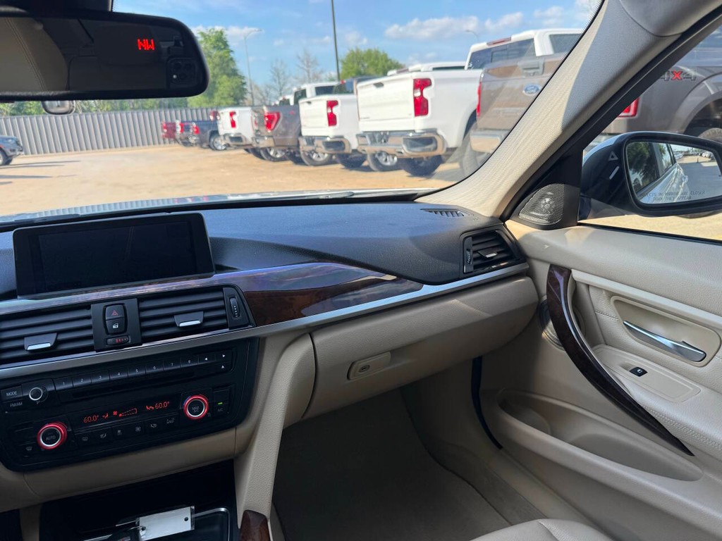 BMW 3 Series Vehicle Full-screen Gallery Image 20