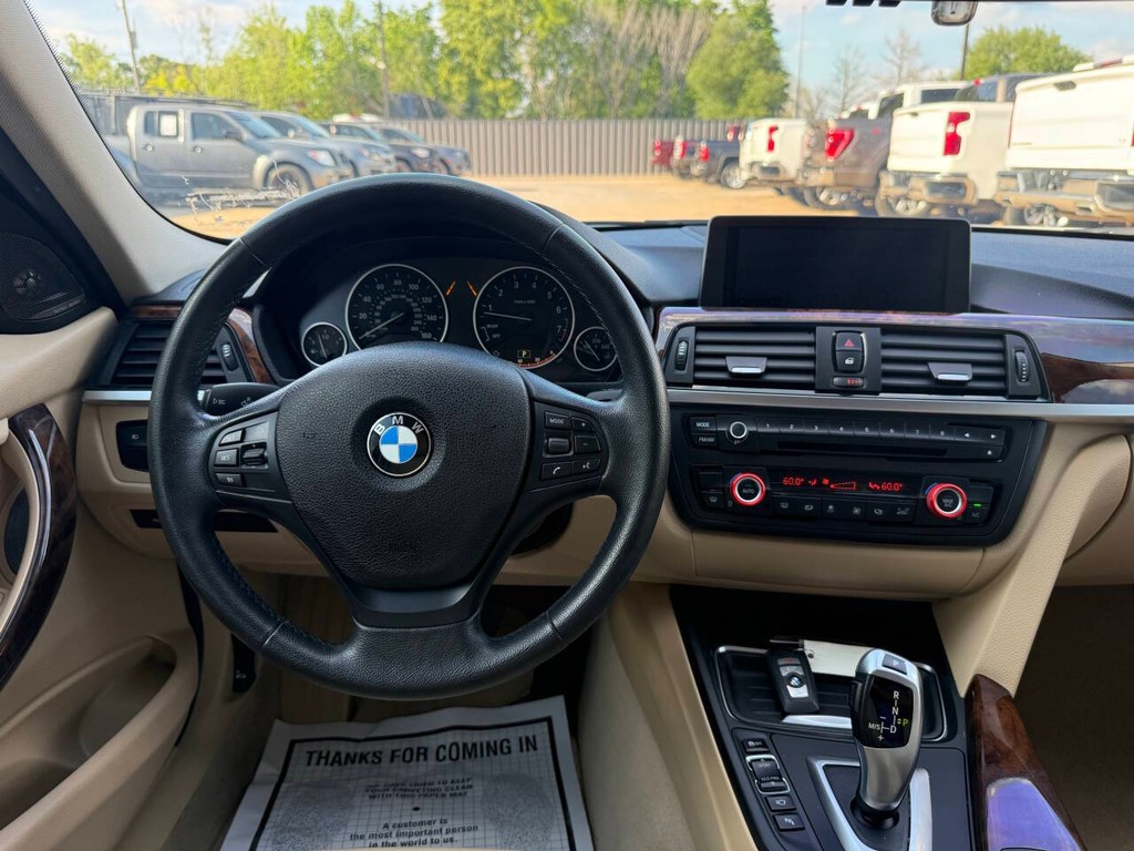 BMW 3 Series Vehicle Full-screen Gallery Image 21