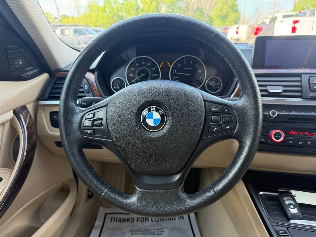 BMW 3 Series Vehicle Full-screen Gallery Image 22